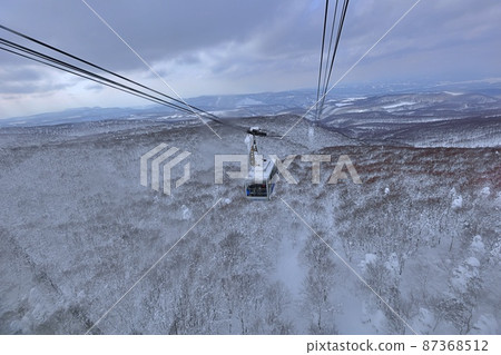 Hakkoda Ropeway props in winter (Aomori City, Aomori Prefecture) 87368512