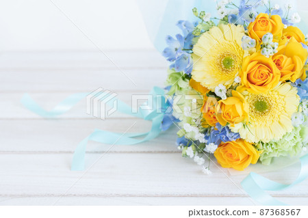 Bouquet of yellow roses and gerbera Fresh bouquet photo material 87368567