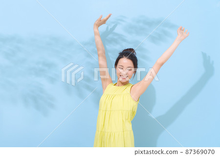 女性肖像淺藍色背景 87369070