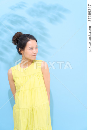 女性肖像淺藍色背景 87369247