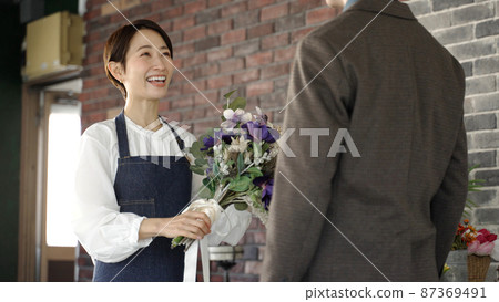 一名在花店工作的女士 一名在花店工作的女士 87369491