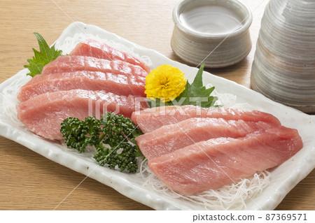 Sashimi medium fatty tuna 87369571