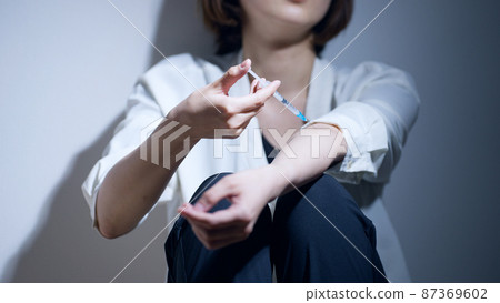 打針的婦女（吸毒、吸毒、吸毒） 87369602
