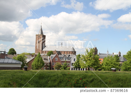 從運河沿岸看到的 Grote Kerk Naarden 87369616