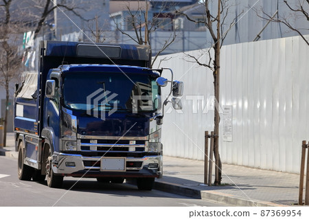 Image of a waiting dump truck 87369954