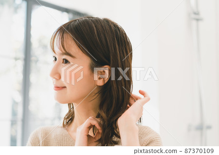 Hair care for women in their 30s 87370109