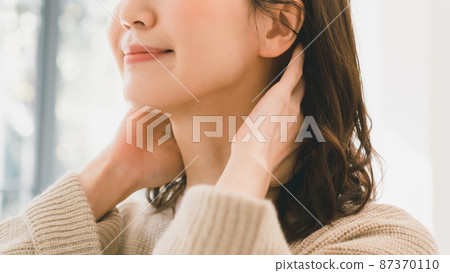 Neck care for women in their 30s 87370110