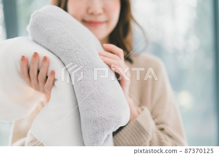 洗毛巾的女人 87370125