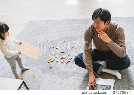 在照顧孩子的同時在家工作 87370684