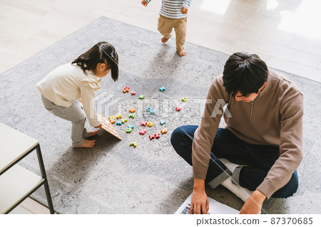 爸爸在家工作，同時照顧孩子 87370685