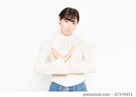 站在白色背景前做 NG 手勢的女人 站在白色背景前做 NG 手勢的女人 87370951