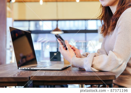 經營智能手機業務的女性 經營智能手機業務的女性 87371196