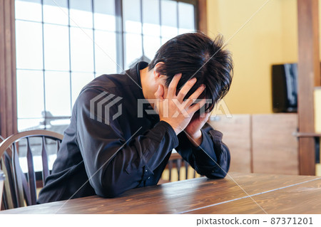 一個男人抱著頭擔心 一個男人抱著頭擔心 87371201