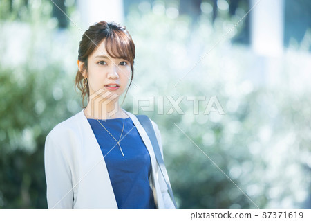 戶外女商人 戶外女商人 87371619