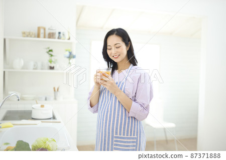 孕婦在廚房裡喝橙汁 孕婦在廚房裡喝橙汁 87371888
