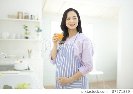 孕婦在廚房裡喝橙汁 87371889