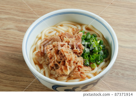 與烏冬面的肉烏冬面 87371914