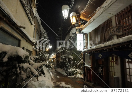 Shibu Onsen on a winter night 87372181