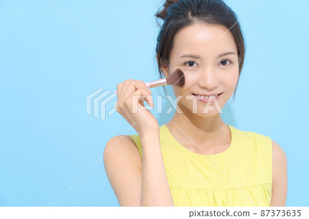Women doing make-up summer 87373635