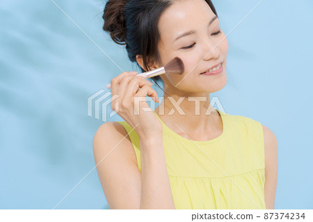 夏季化妝的女性 87374234