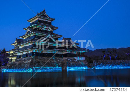 長野信州松本市燈飾松本城-水晶閃閃水鏡- 87374384