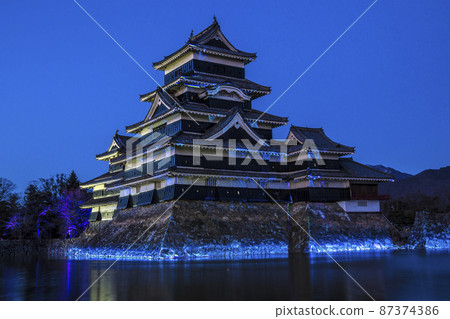 長野信州松本市燈飾松本城-水晶閃閃水鏡- 87374386