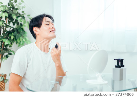 Men who use men's cosmetics 87374806