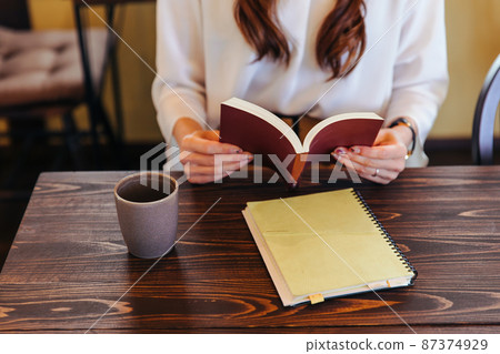 在閱讀的女人手中閱讀 87374929