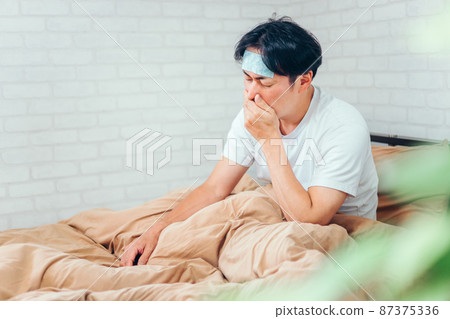 一個感冒了睡在床上的男人 87375336