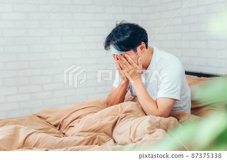 一個感冒了睡在床上的男人 87375338