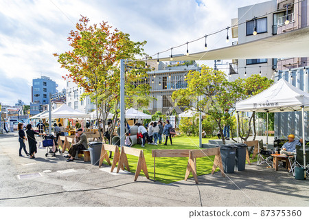 [東京]下北澤：在下北鐵路區的一個空地，那裡散佈著有趣的氣氛 87375360
