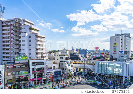 [Tokyo] Cityscape in front of Shimokitazawa Station from a bird's-eye view 87375361