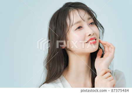 long hair woman with make up 87375484