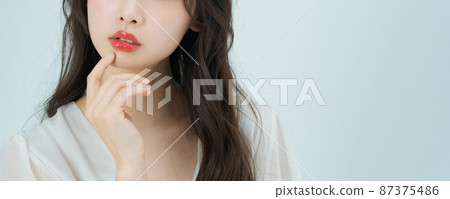 化妝的長發女人 87375486