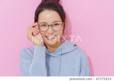 戴眼鏡的女人 87375814