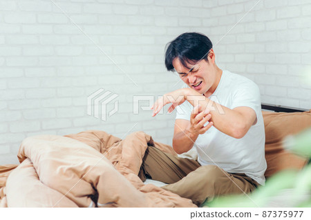 一個手臂酸痛的男人 87375977