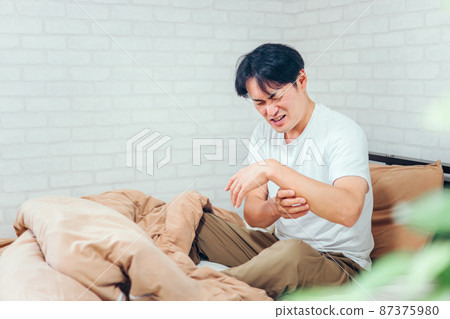 A man with a sore arm A man with a sore arm 87375980