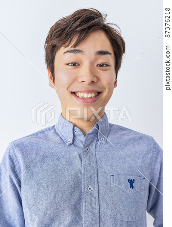 Male's portrait in her twenties 87376218