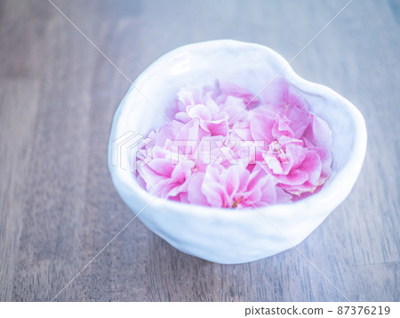 Cherry blossom petals decorated in a white bowl 87376219