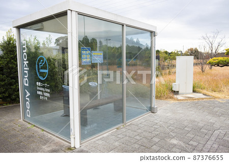 Smoking place in the service area 87376655