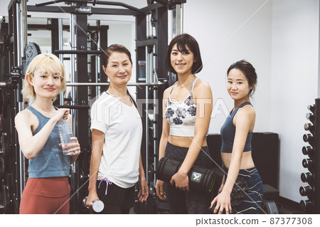 參加健身俱樂部的婦女 參加健身俱樂部的婦女 87377308