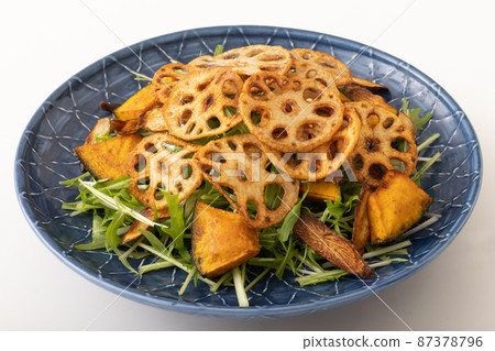 蓮藕片和油炸蔬菜沙拉 87378796