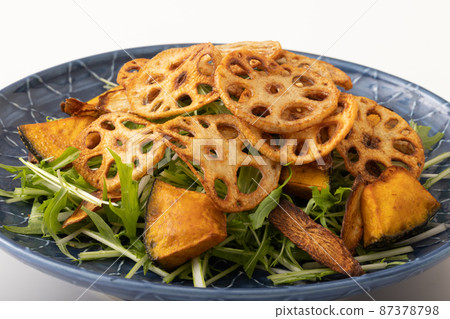 Lotus root chips and fried vegetable salad Lotus root chips and fried vegetable salad 87378798