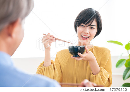 和我女兒一起用餐 87379220