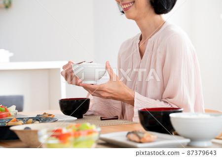 Women who eat 87379643