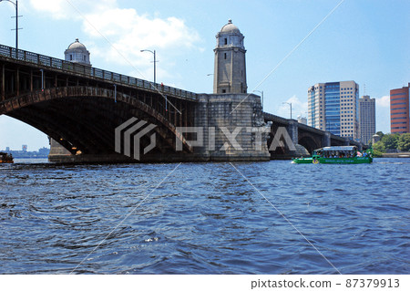 Longfellow Bridge connecting Boston and Cambridge 87379913