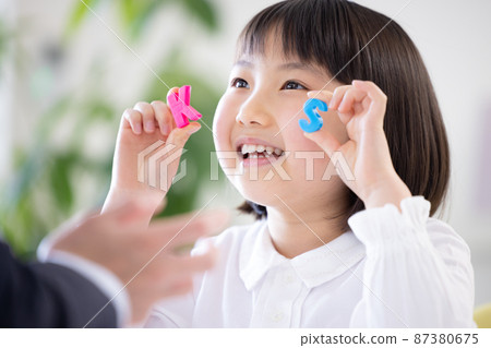 教育：一個在英語會話課上上課的女孩 87380675