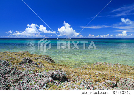 Okinawa Yaeyama Islands Kuroshima's beautiful sea 87380742