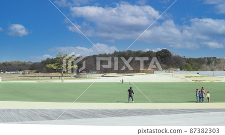 公園草坪廣場和藍藍的天空 公園草坪廣場和藍藍的天空 87382303