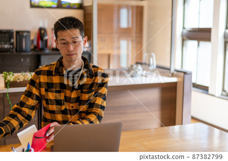 一位男性企業家,在家中與設計相關的工作中試圖記下重要事項 一位男性企業家,在家中與設計相關的工作中試圖記下重要事項 87382799